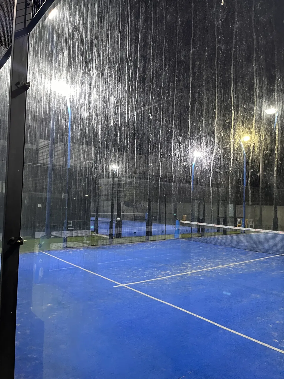 Nettoyage des parois vitrées d'un terrain de padel