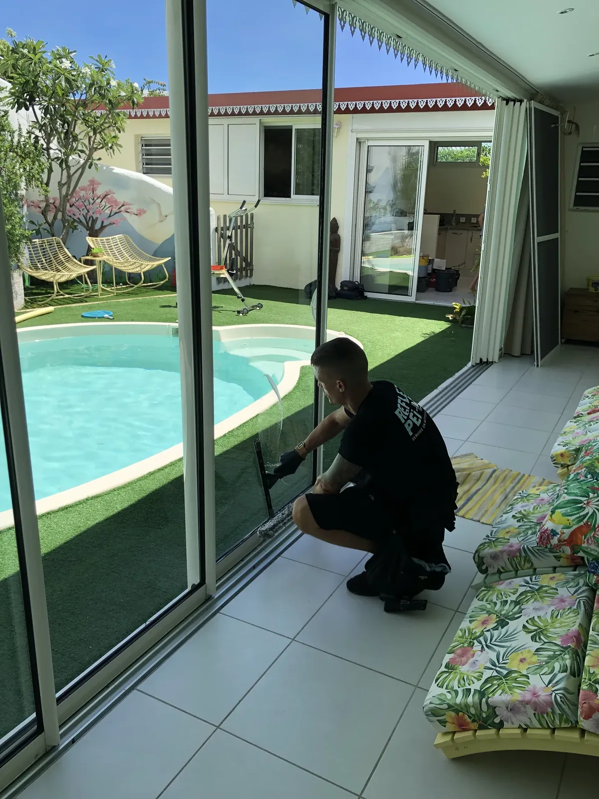 Nettoyage des baies vitrées d'une villa avec piscine dans le Sud